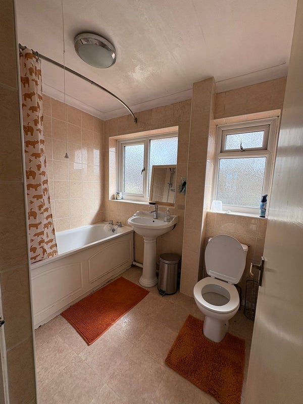 Room Ashdown Drive in Crawley
