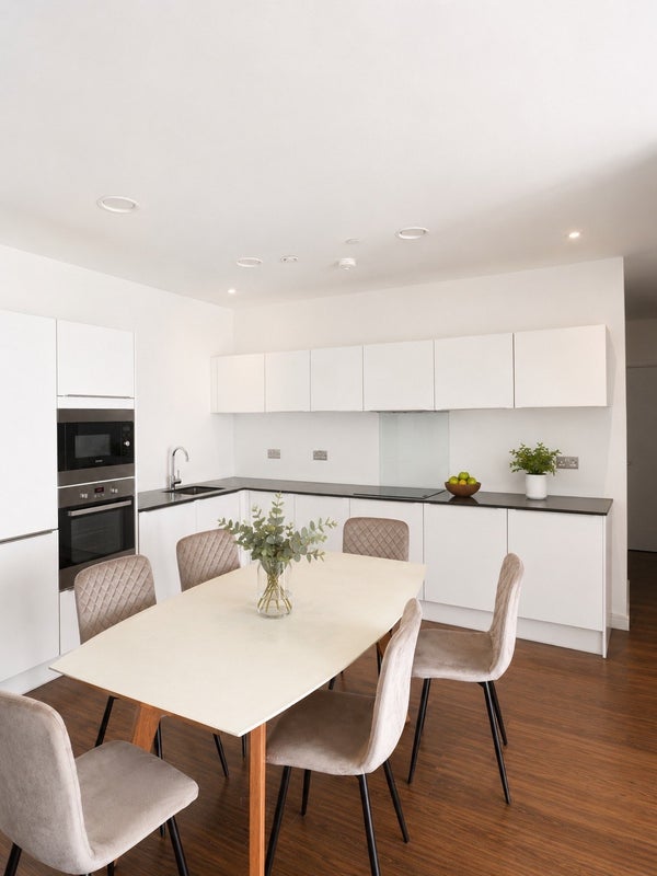 Room Quebec Way in Greater London