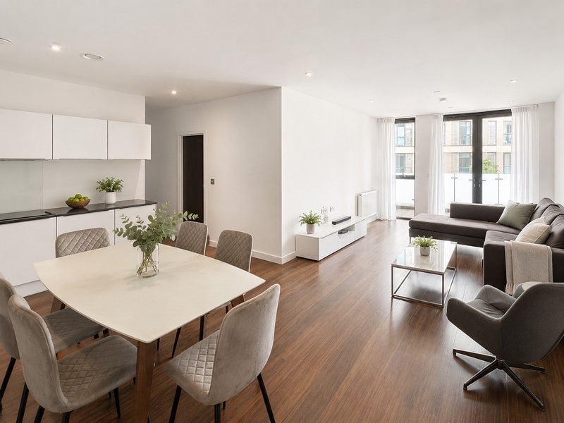 Room Quebec Way in Greater London