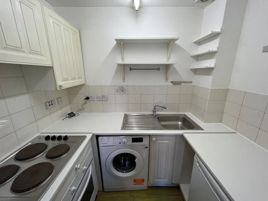 Flat Hereward Gardens in Greater London