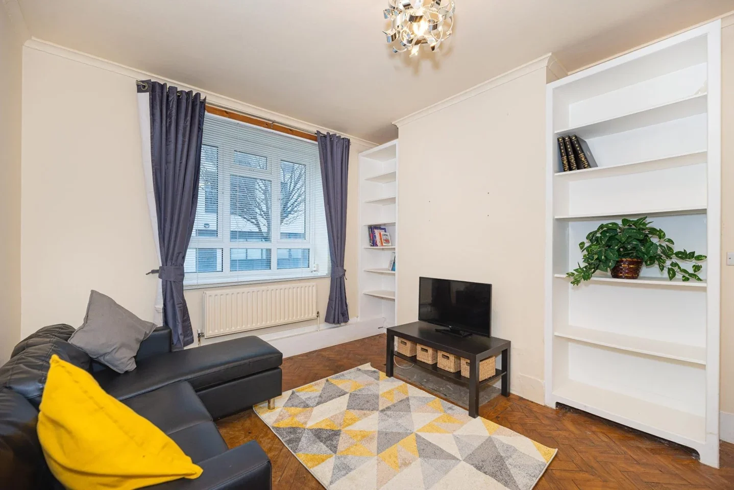 Room Triangle Place in Greater London