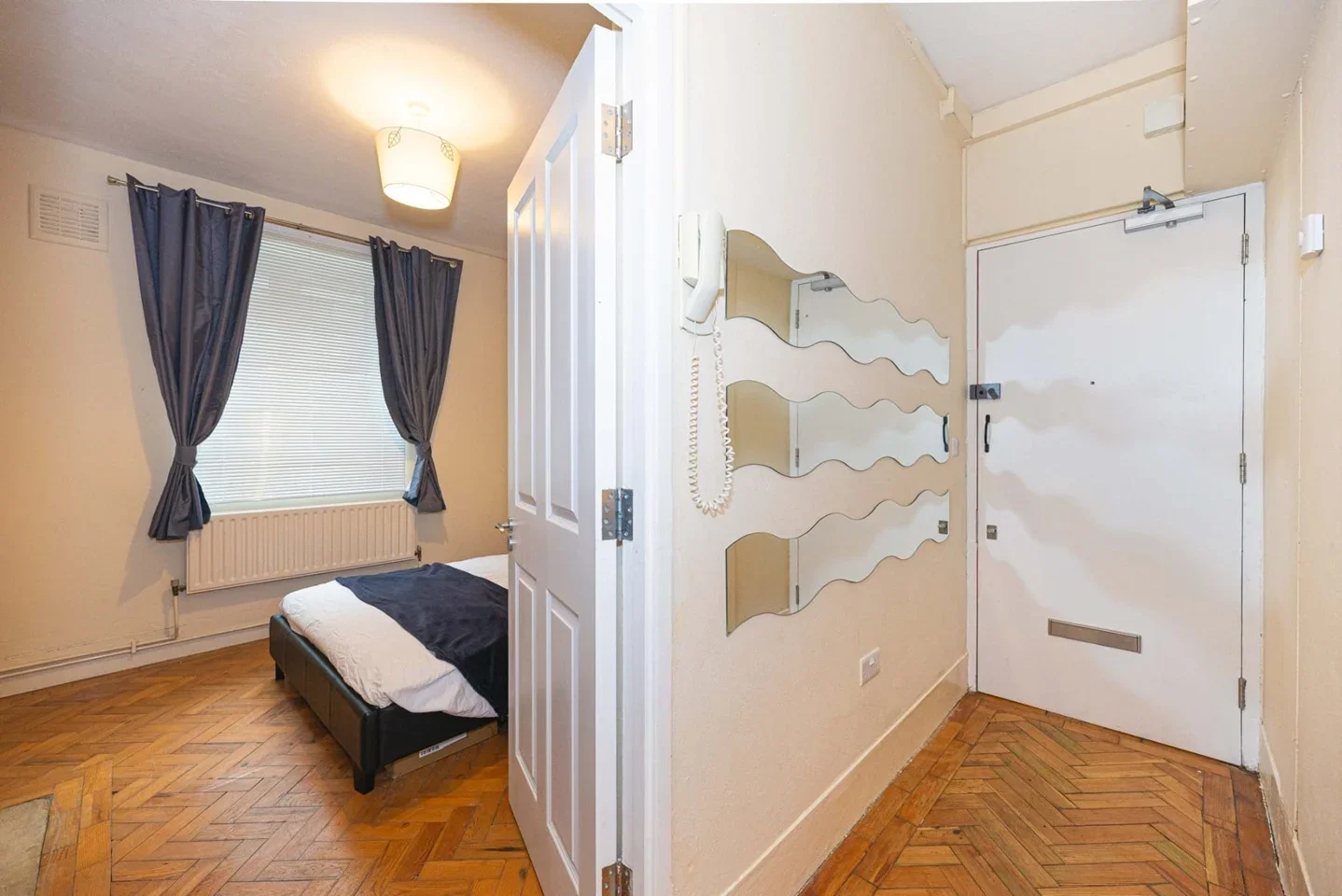 Room Triangle Place in Greater London