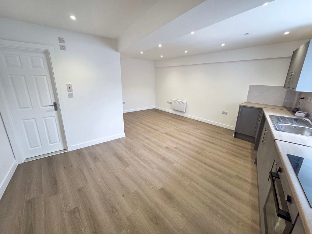 Flat Cardiff Road in Caerphilly
