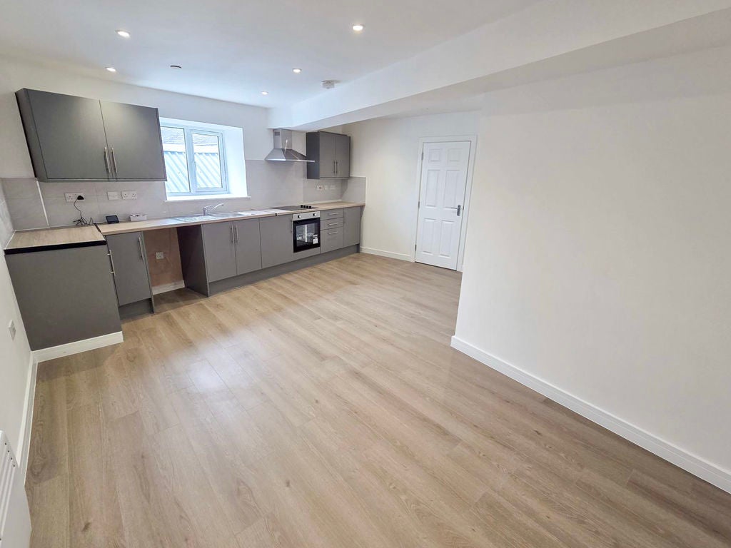 Flat Cardiff Road in Caerphilly