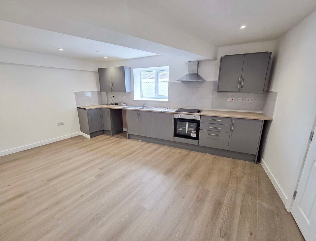 Flat Cardiff Road in Caerphilly