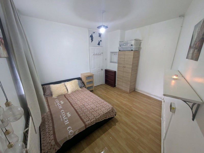 Room Burge Street in Greater London