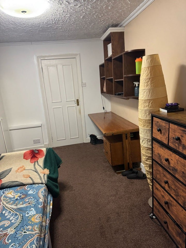 Room Cunningham Road in Greater London