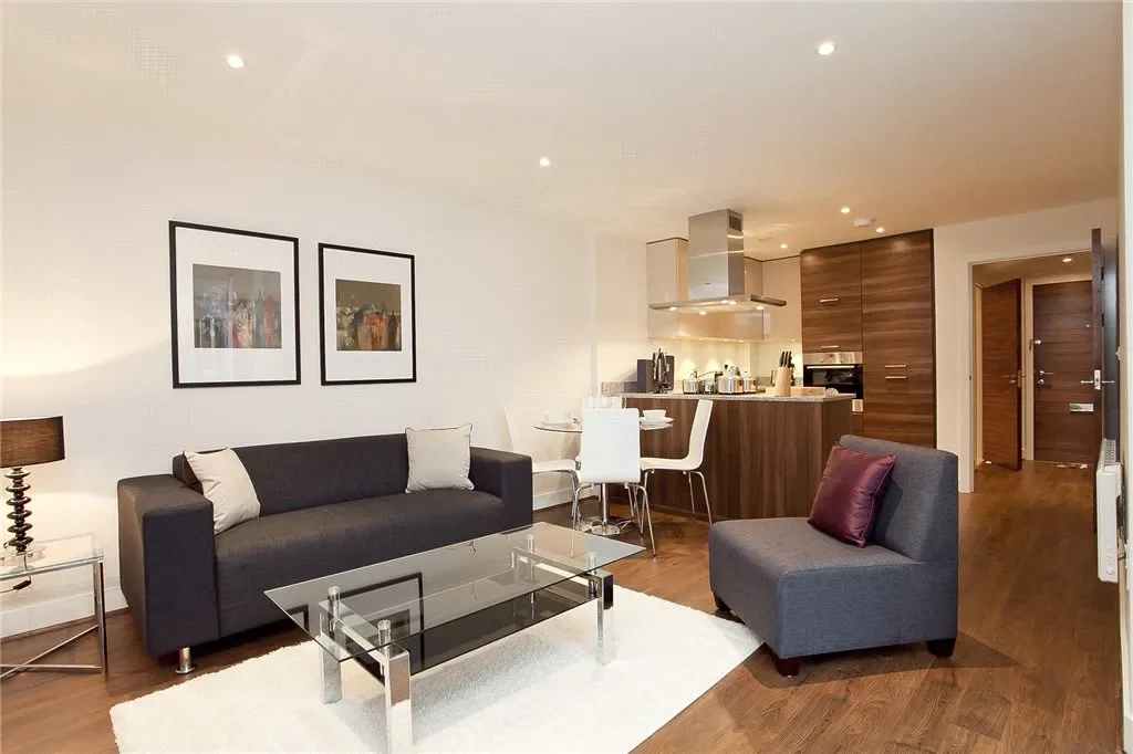 Flat Bromyard Avenue in Greater London