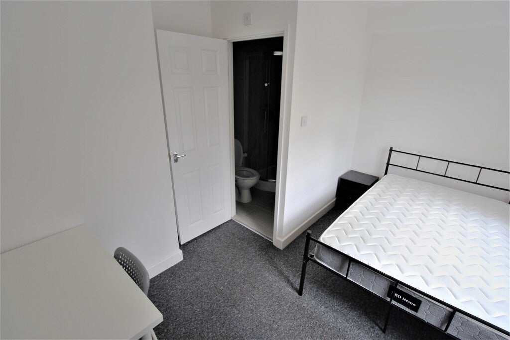 Room Henry Boteler Road in Coventry