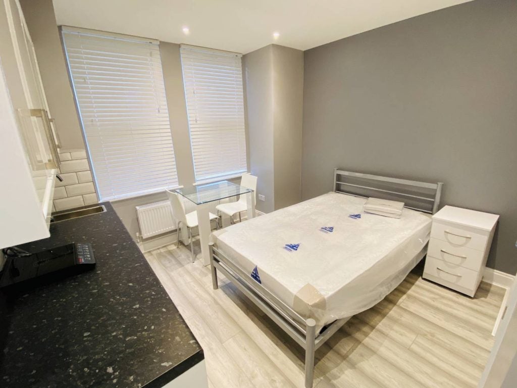 Flat Belton Road in Greater London