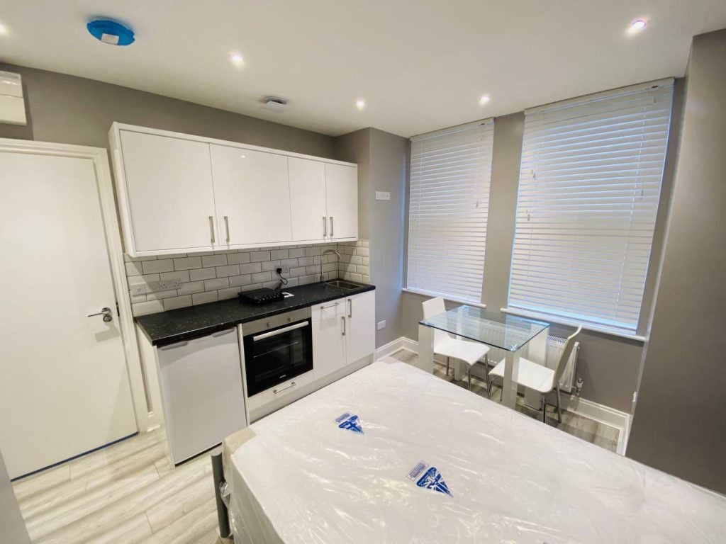 Flat Belton Road in Greater London