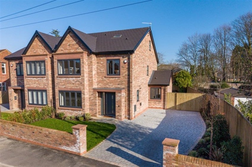 House Brentwood Crescent in Trafford