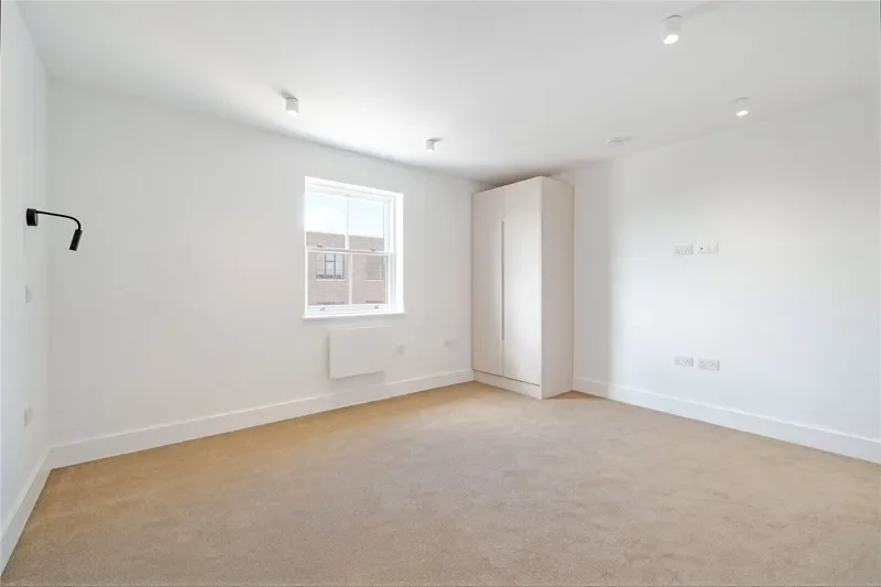 Flat Burns Road in Greater London