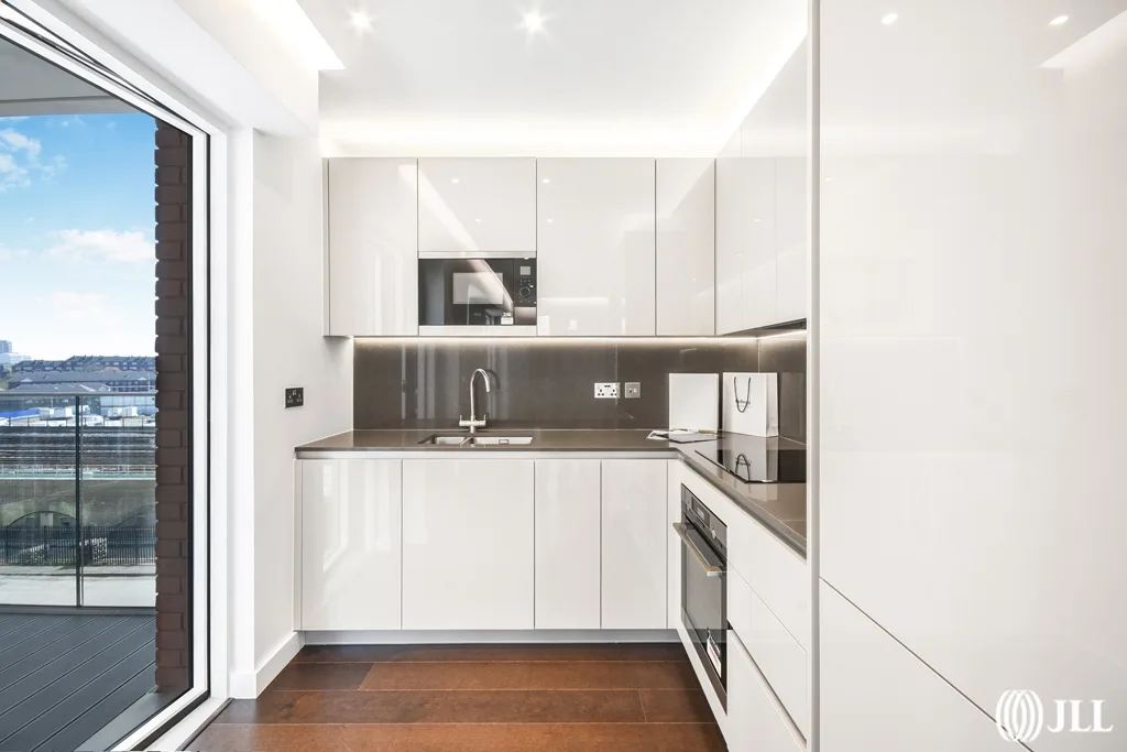 Flat Malthouse Road in Greater London