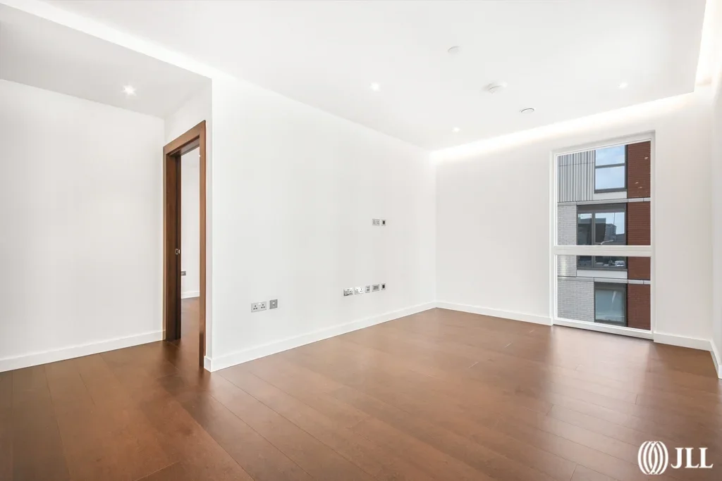 Flat Malthouse Road in Greater London