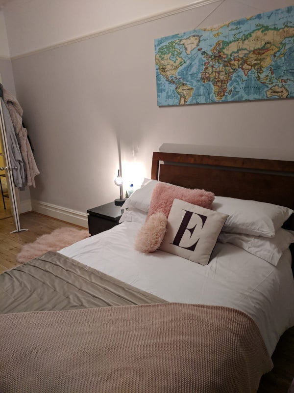 Room Thornbury Road in Greater London