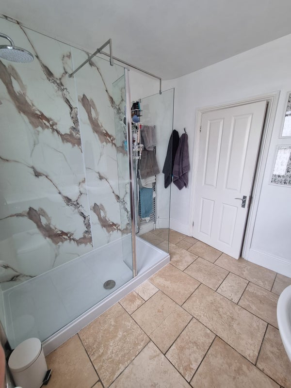 Room Thornbury Road in Greater London