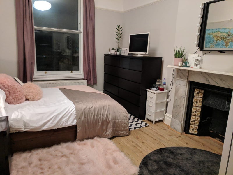Room Thornbury Road in Greater London