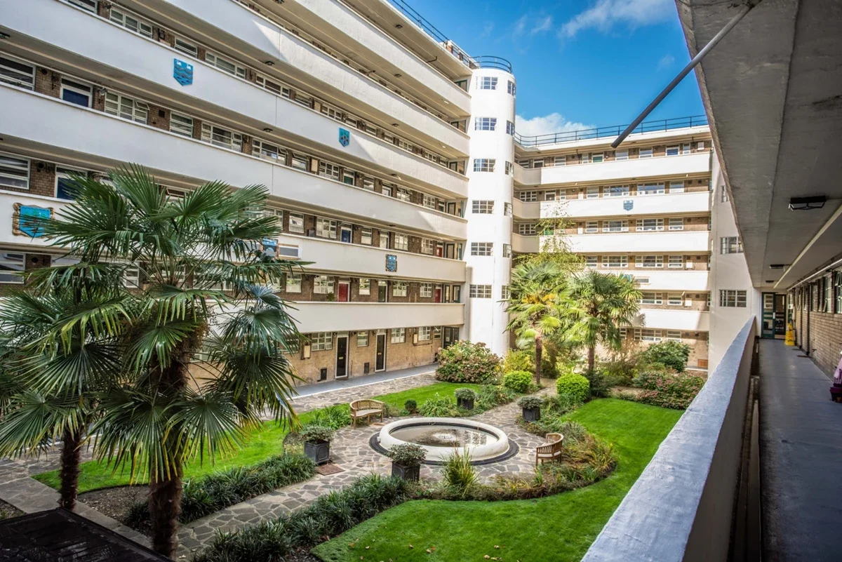 Flat Sheen Road in Greater London