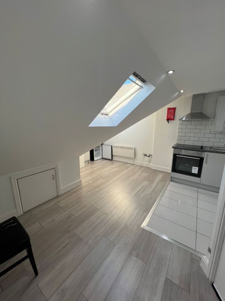 Flat Eastern Avenue West in Greater London