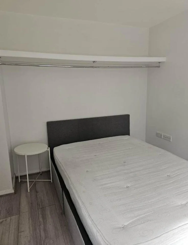 Flat Montrell Road in Greater London