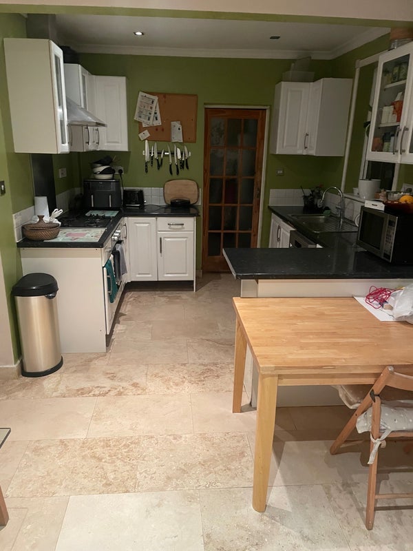 Room Abbotts Road in Greater London