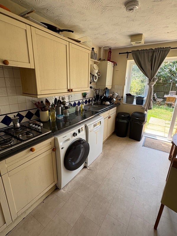 Room Castleview Close in Greater London