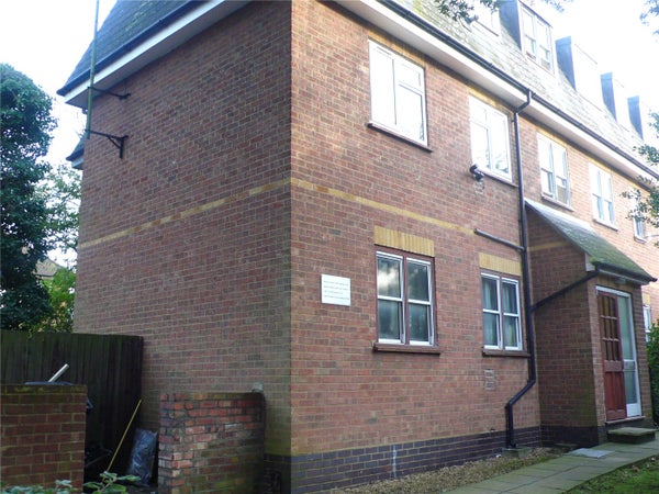 Flat Station Close in London