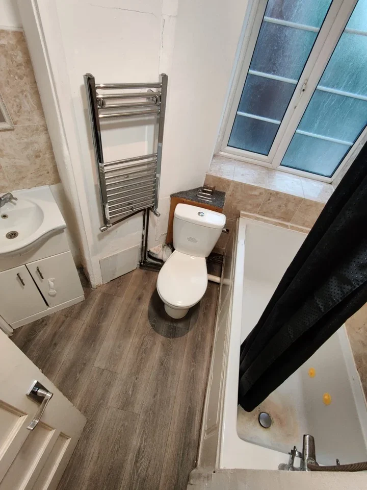 Flat Grosvenor Court in Greater London