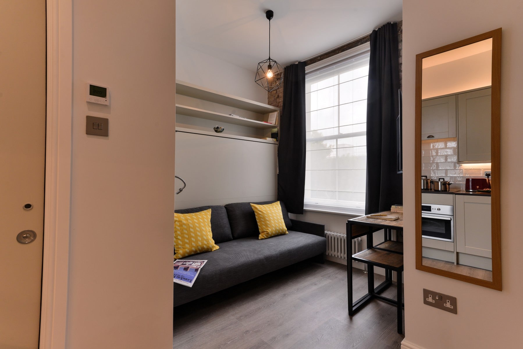 Flat Linden Gardens in Greater London