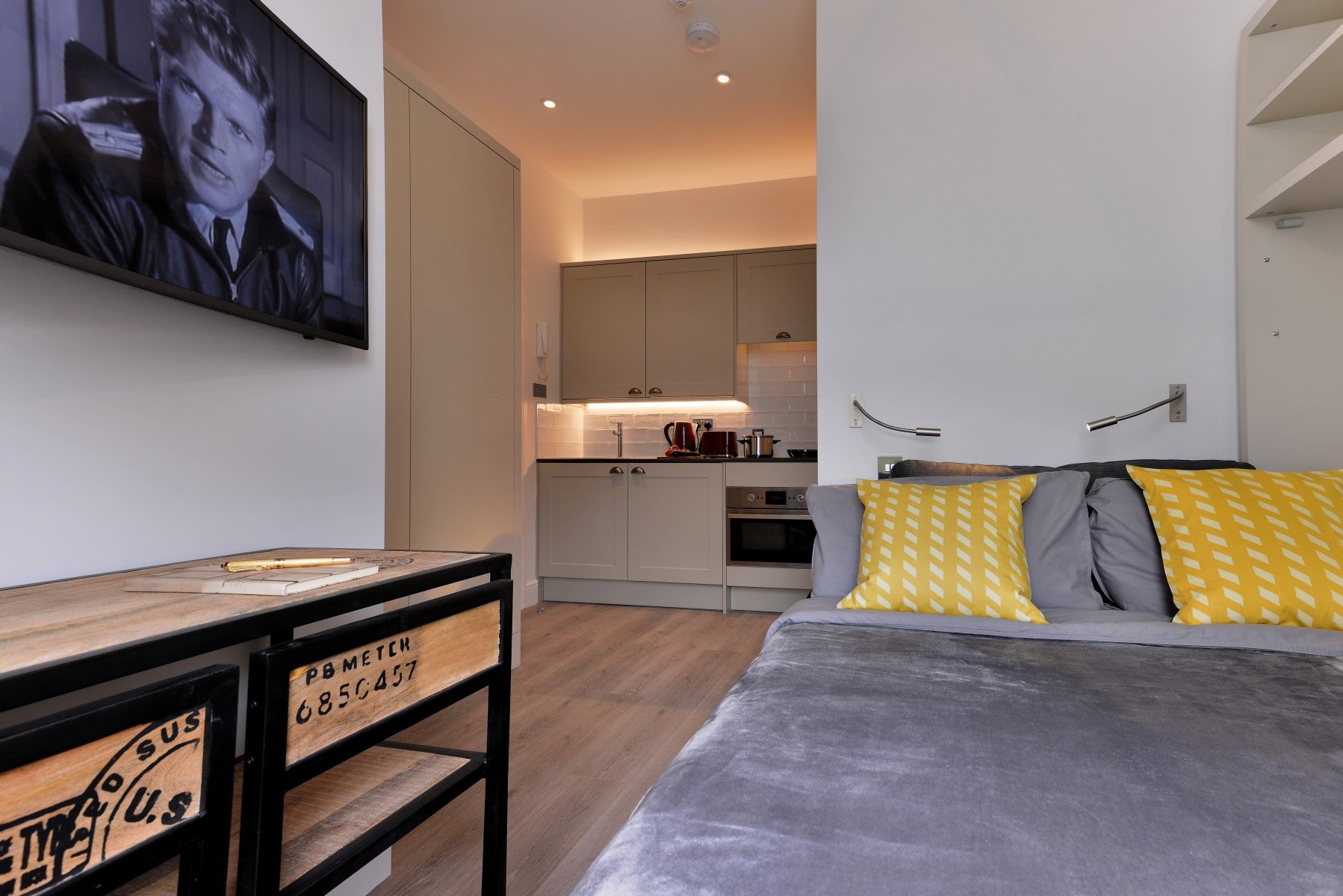 Flat Linden Gardens in Greater London