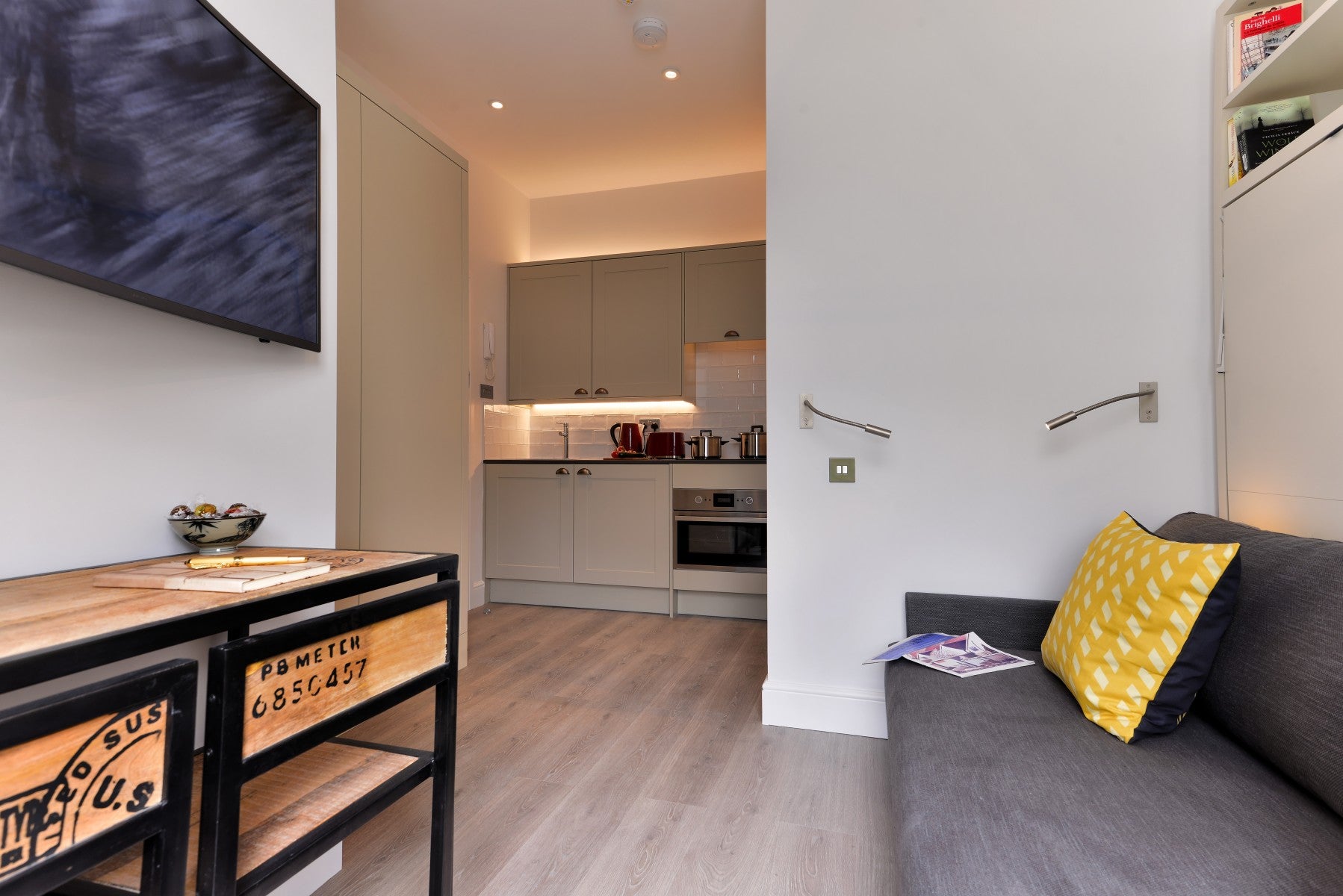 Flat Linden Gardens in Greater London