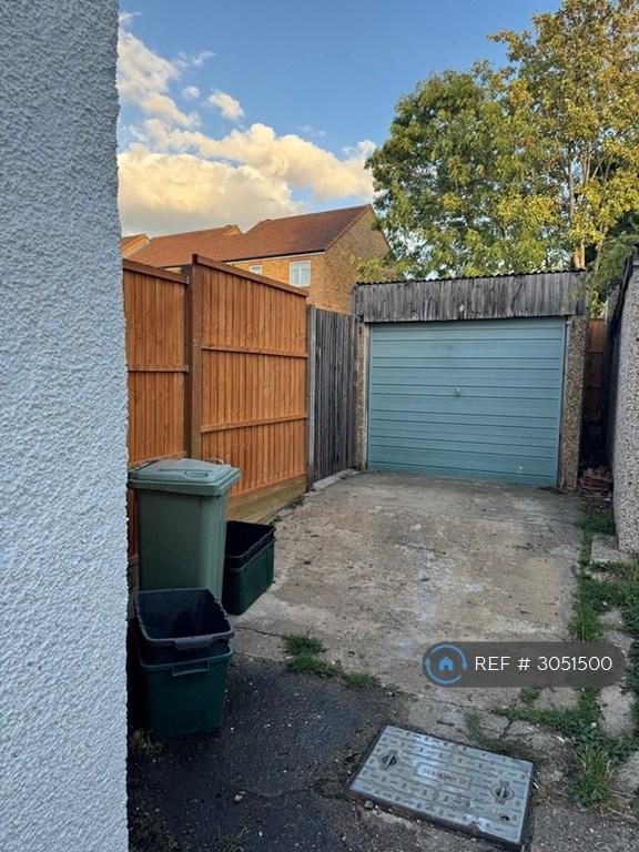 House Oakdene Avenue in Greater London