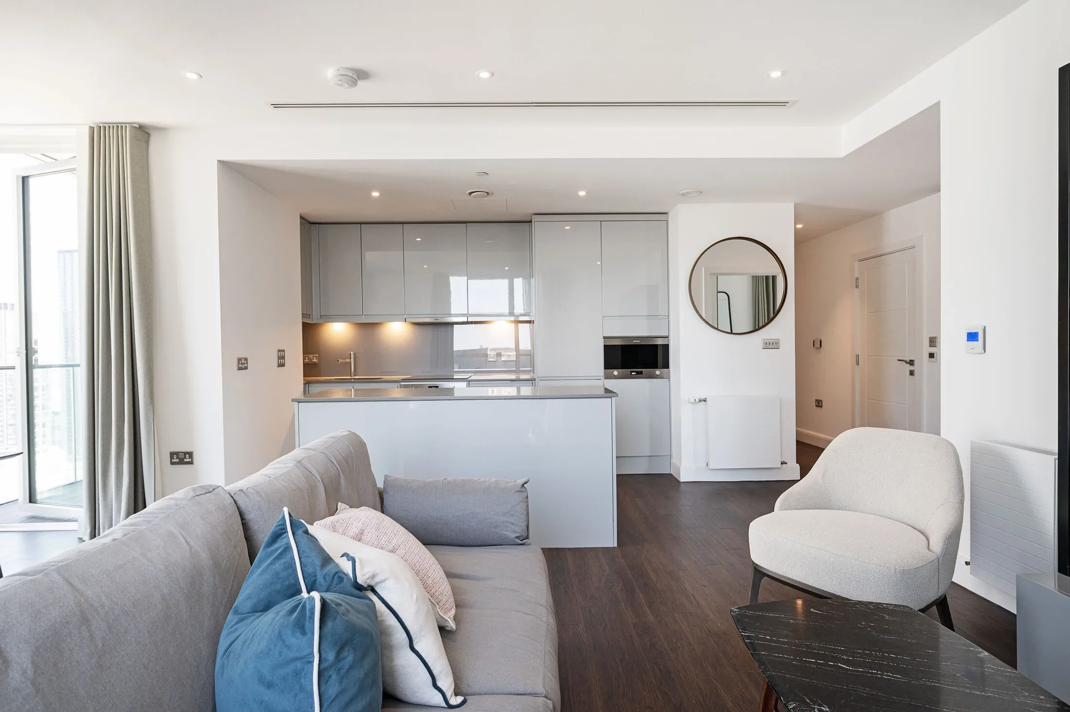 Flat Harbour Way in Greater London