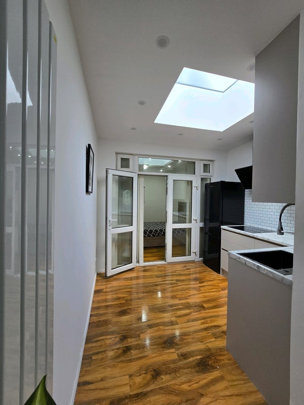 Flat Keswick Gardens in Greater London