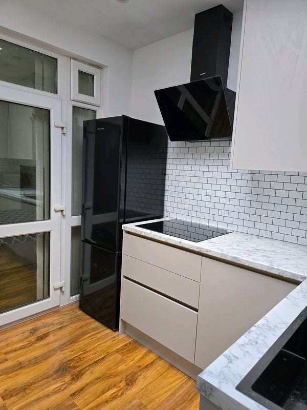 Flat Keswick Gardens in Greater London