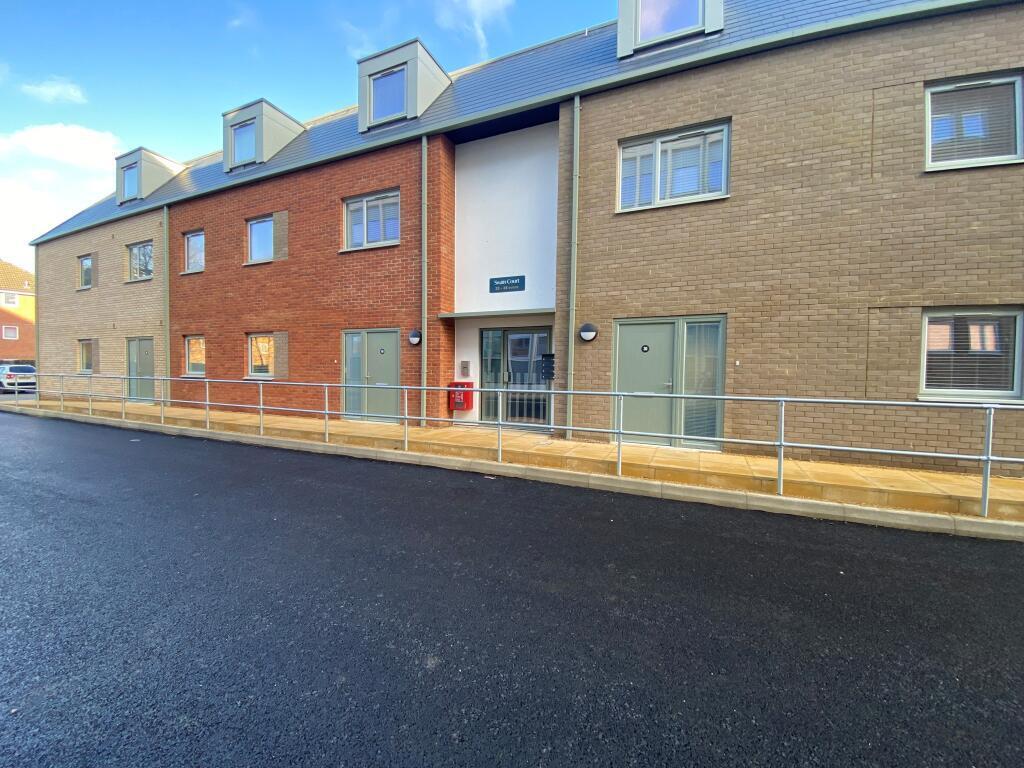 Flat Flamborough Close in Peterborough