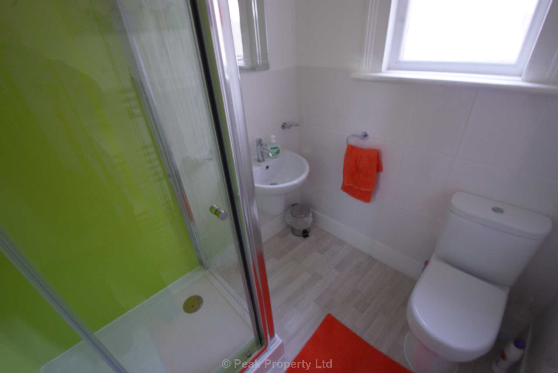 Room Queens Road in Southend-on-Sea