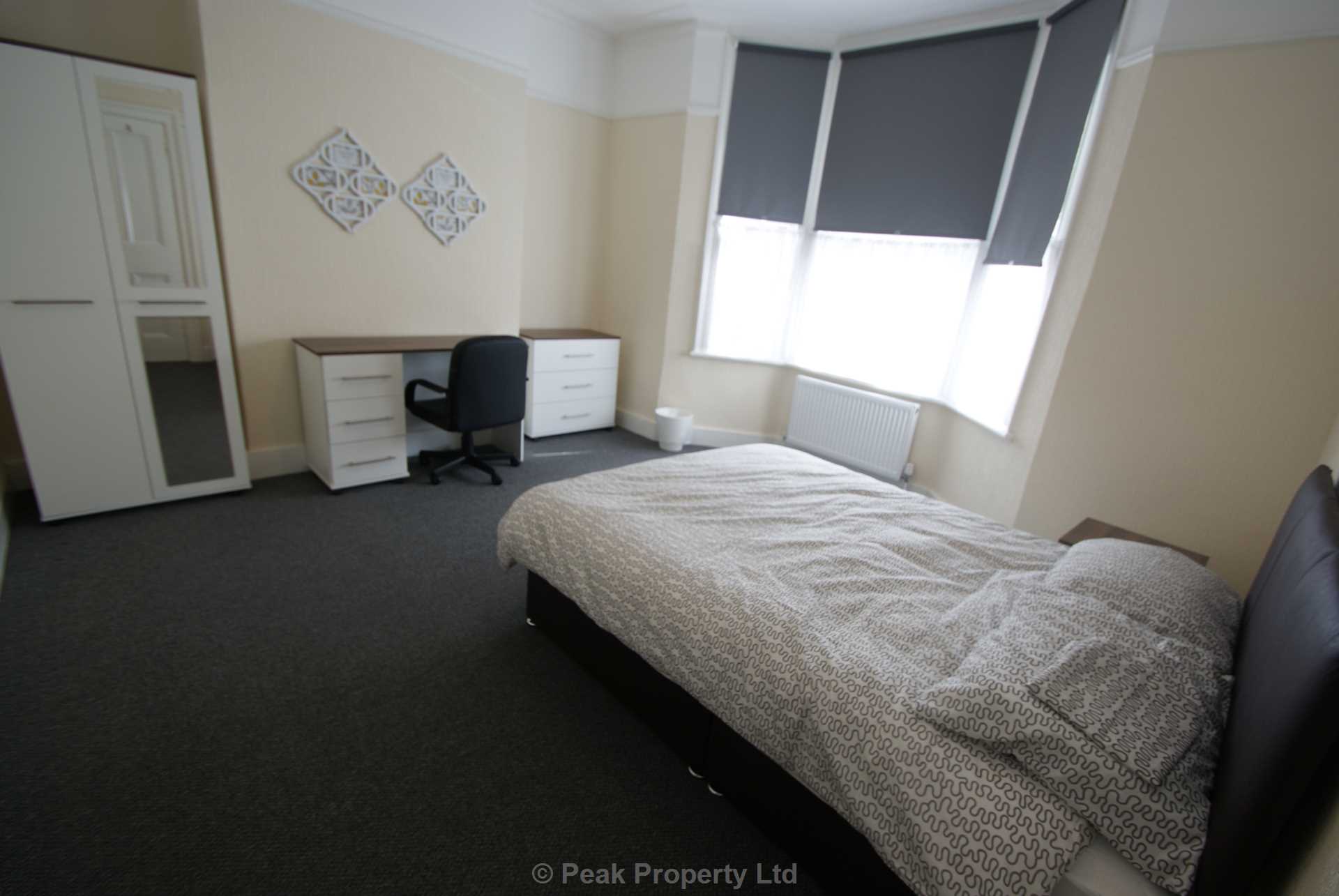 Room Queens Road in Southend-on-Sea