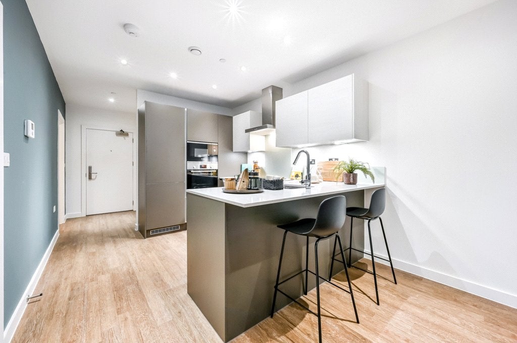 Flat Vanguard Way in Greater London