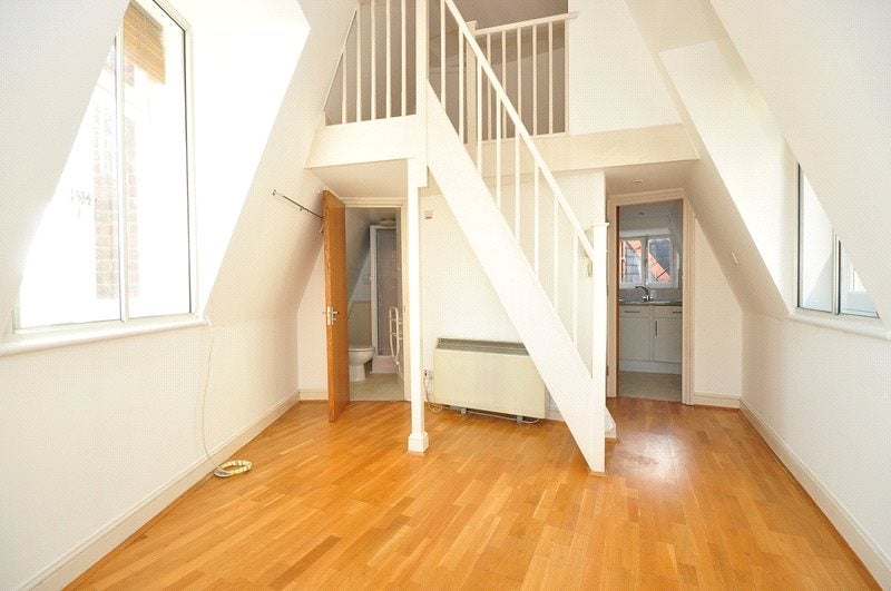 Flat Monmouth Street in Greater London