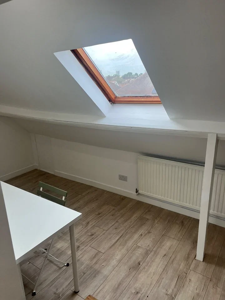 Room Hanover Road in Greater London