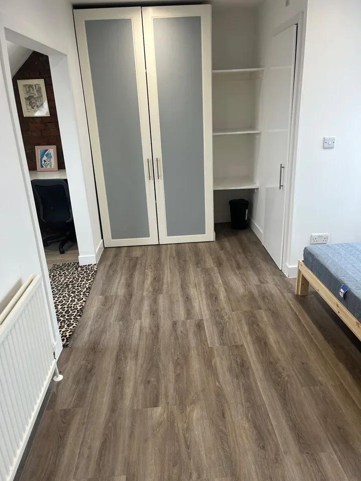 Room Hanover Road in Greater London