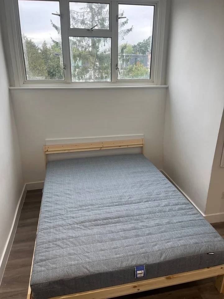 Room Hanover Road in Greater London