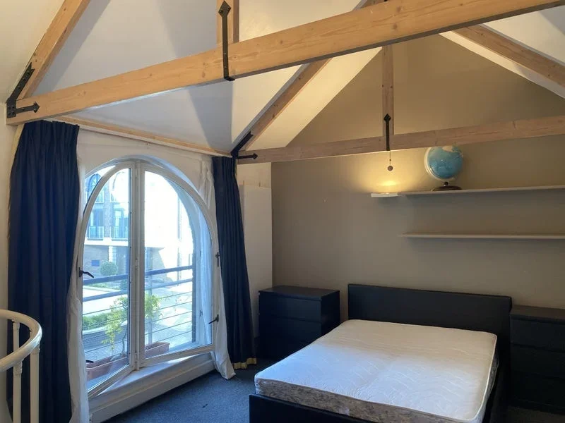 Flat Ivory Square in Greater London