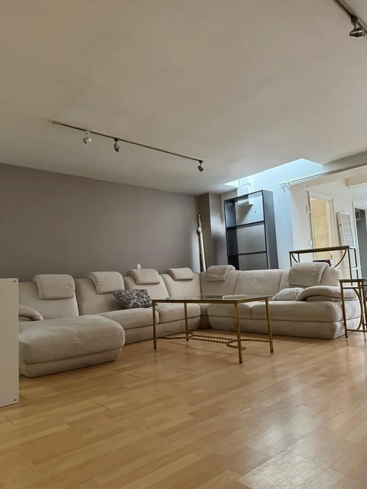 Flat Ivory Square in Greater London