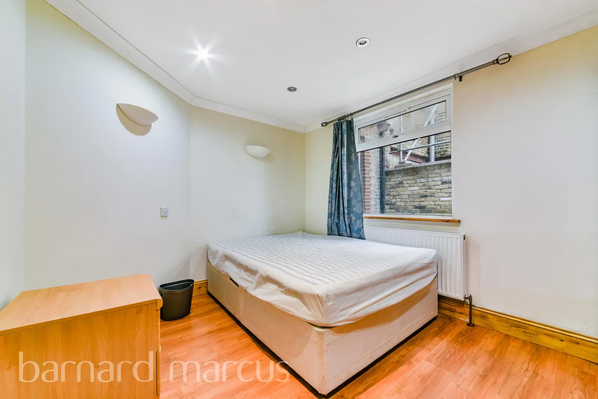 Flat Tooting Bec Road in Greater London