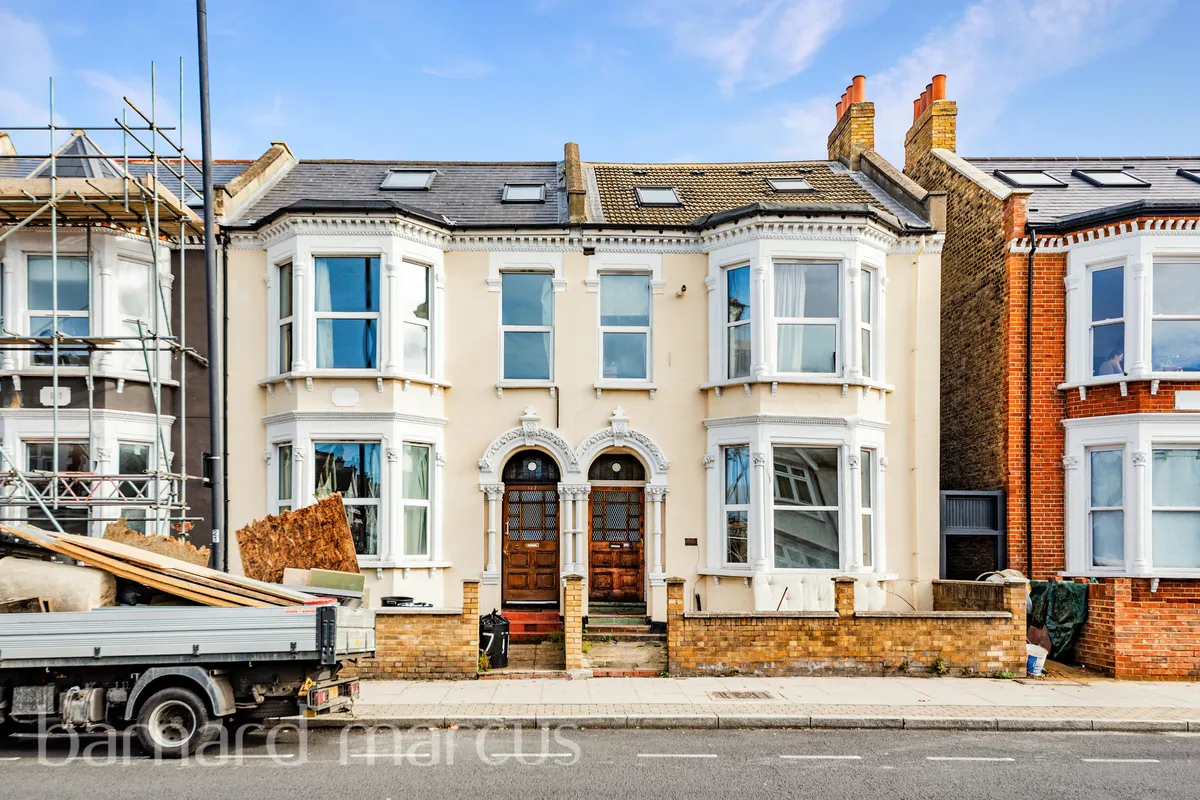 Flat Tooting Bec Road in Greater London