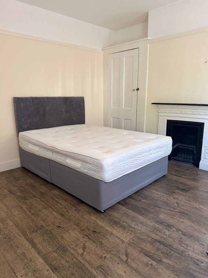 House Freeland Way in Greater London