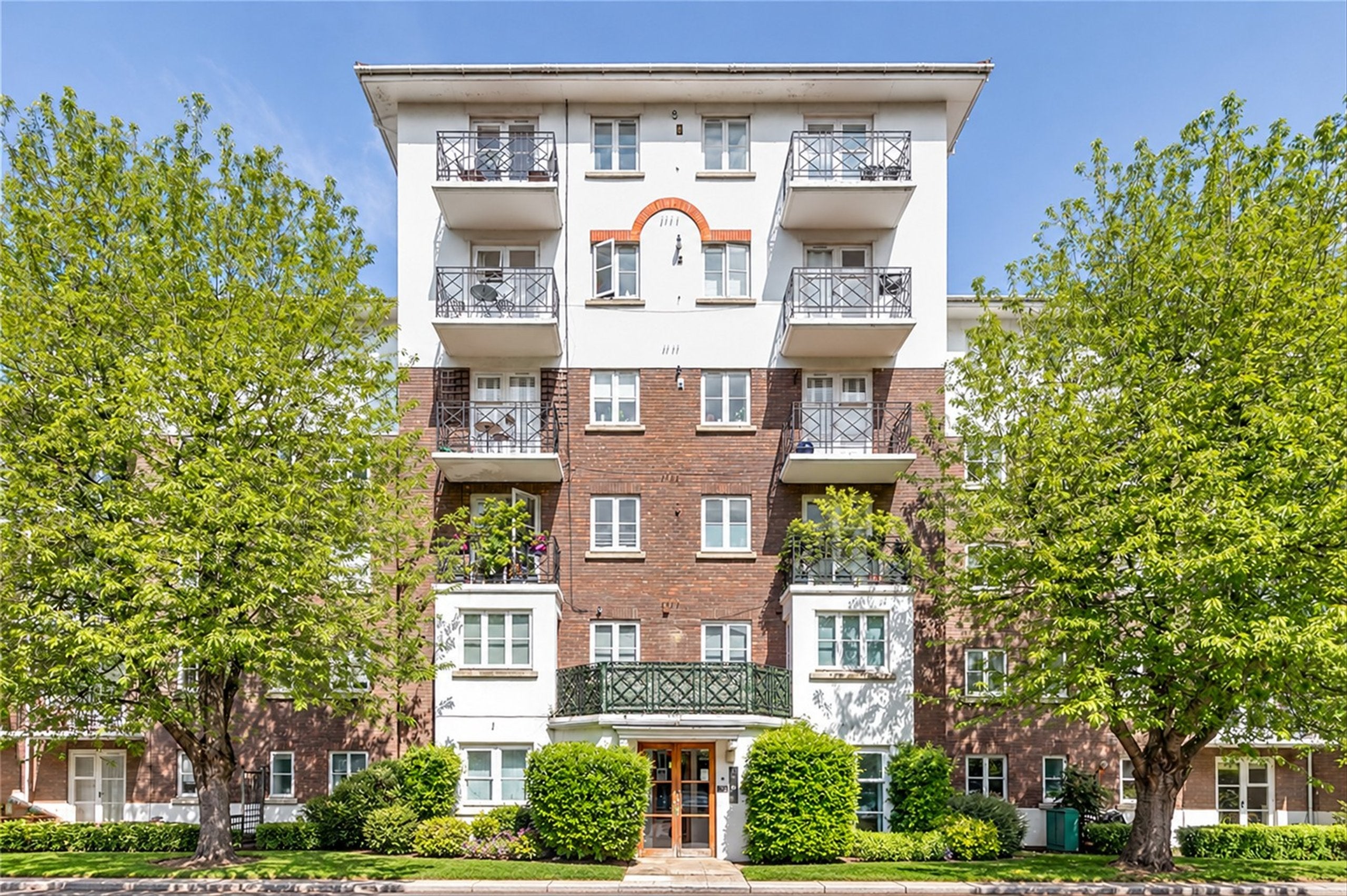 Flat Brompton Park Crescent in Greater London